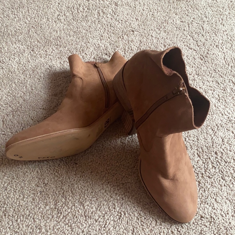GB Gianni Bini ankle boot. Size 11M new no tags. Beautiful Suede Cognac color.